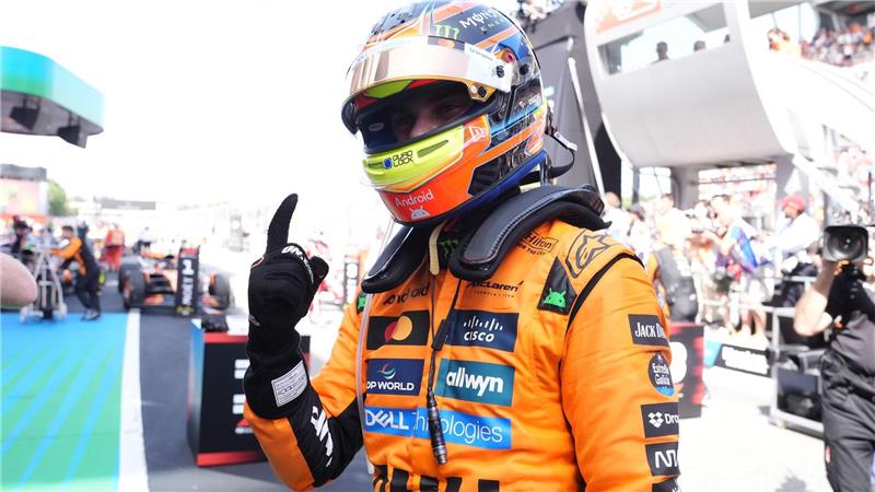 Oscar Piastri von McLaren feiert seinen ersten Platz im Rennen auf dem Circuit de Barcelona-Catalunya.