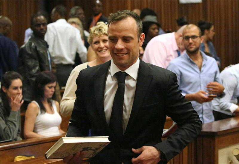 Oscar Pistorius kommt auf Bewährung frei Oscar Pistorius (M) verlässt einen Gerichtssaal des Obersten Gerichtshofs (2015).
