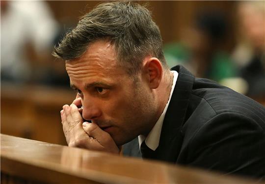 Oscar Pistorius spricht während einer Anhörung zu seiner Verurteilung wegen Mordes an seiner Freundin Reeva Steenkamp im Obersten Gerichtshof in Pretoria in sein Mobiltelefon (2016).