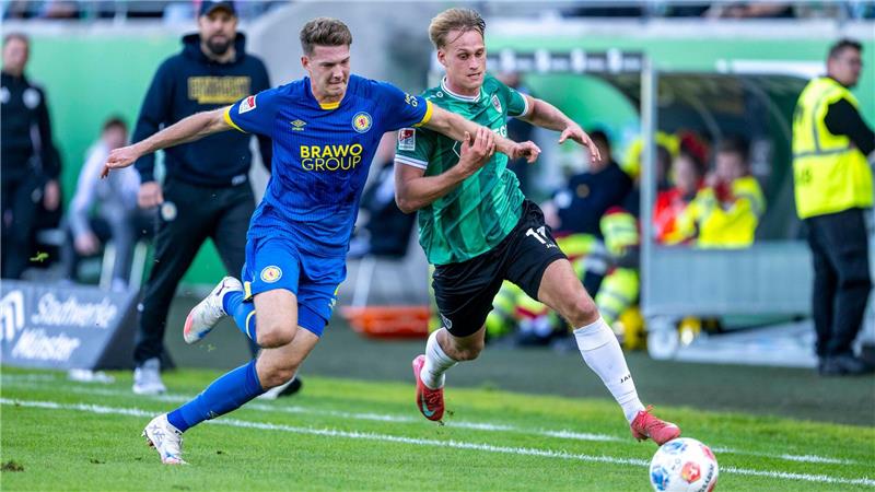 Oscar Vilhelmsson (r) brachte Münster früh in Führung.
