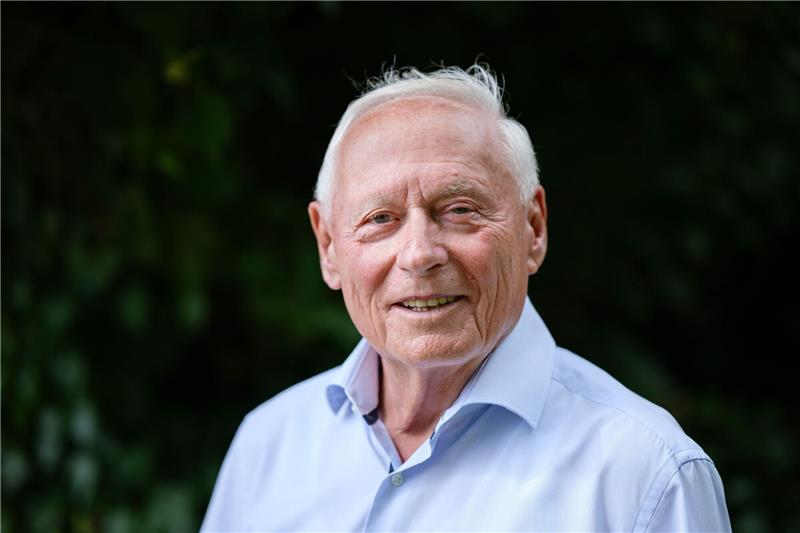 Kontroverses bei Gespräch mit Schröder ausgeklammert Oskar Lafontaine steht in seinem Garten.