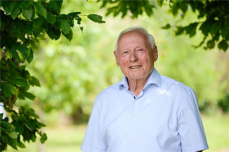Oskar Lafontaine wird 80 Jahre alt: „Ich bleibe politisch” Oskar Lafontaine steht in seinem Garten in der Nähe von Merzig.