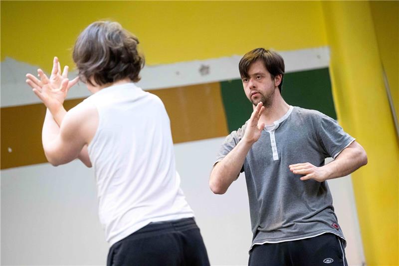 Oskar Spatz trainiert mit seinen Kolleginnen und Kollegen aus der Tanzcompany «tanzbar_bremen».