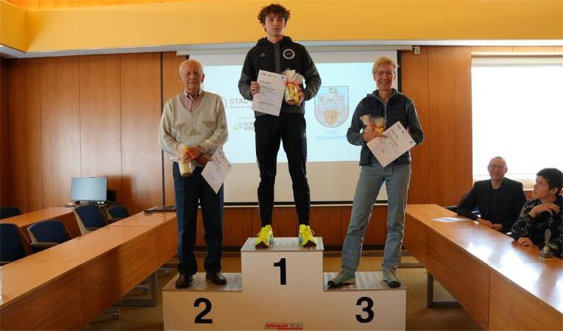 Oskar Weber steigt für das Team Bike-Store in der Pro-Kopf-Wertung auf das Siegertreppchen. Platz zwei erreicht die Familiengruppe Kleppi und die Urkunde für den dritten Platz nimmt Kathrin Baumann für die Gruppe Alnus entgegen.