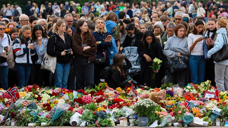 Oslo: Menschen gedenken König Harald V. nach Bekanntgabe seines Todes am Freitagmorgen