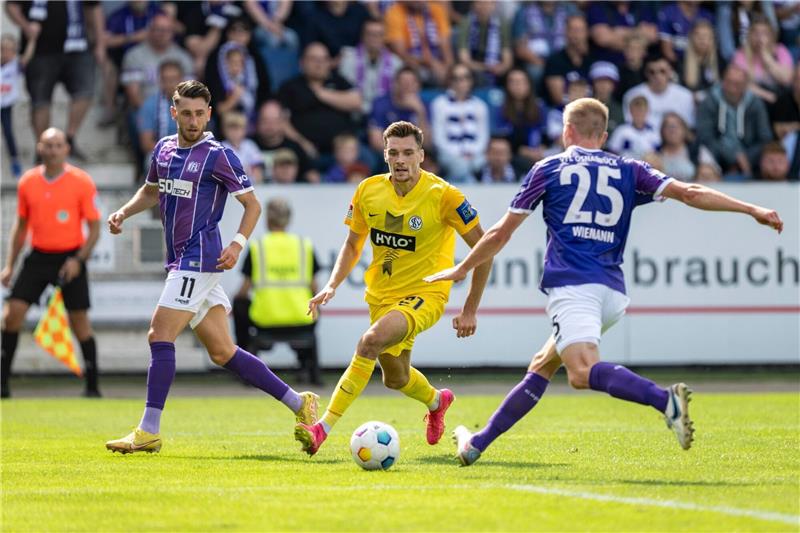 0:1 gegen Elversberg: VfL Osnabrück verliert das Kellerduell Osnabrücks Charalambos Makridis v.li., Elversbergs Paul Stock und Osnabrücks Niklas Wiemann kämpfen um den Ball.