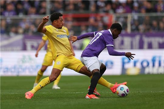 Osnabrücks Christian Conteh (r) im Kampf um den Ball mit Braunschweigs Anton Donkor (l).