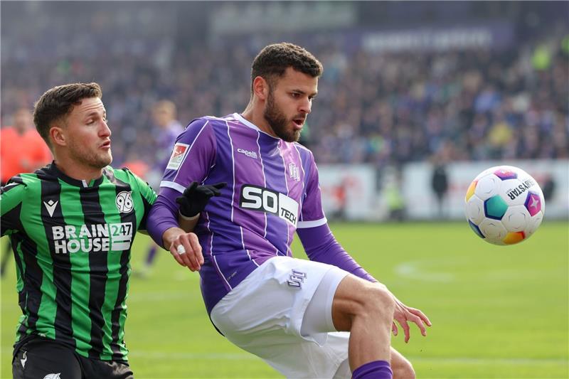 VfL Osnabrück gelingt 1:0-Überraschung gegen Hannover 96 Osnabrücks Dave Gnaase (r) im Kampf um den Ball mit Hannovers Enzo Leopold (l).