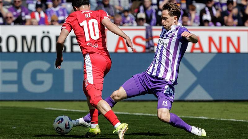 Osnabrücks Jannik Müller (r) verliert den Zweikampf vor dem Tor zum 0:1 gegen Verls Berkan Taz.