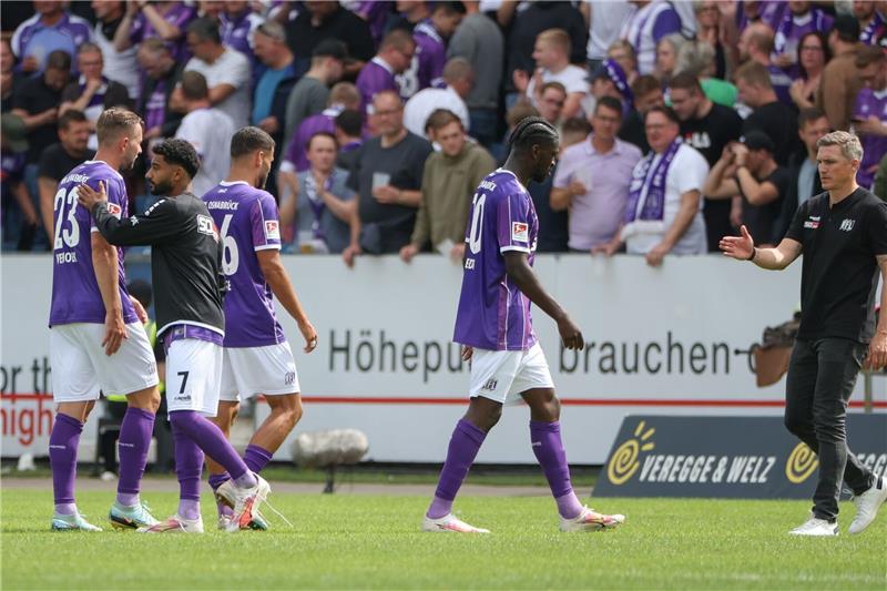 Osnabrücks John Verhoek (l-r), Noel Niemann, Dave Gnaase, Kwasi-Okjyere Wriedt und Trainer Tobias Schweinsteiger zeigen sich enttäuscht.