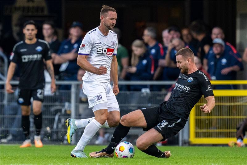 Paderborn und Osnabrück trennen sich 1:1 Osnabrücks John Verhoek (l.) und Paderborns Jannis Heuer kämpfen um den Ball.