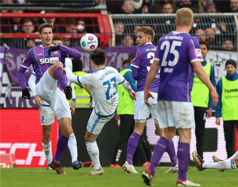 Osnabrücker Krise hält an - Kommt jetzt Schiele? Osnabrücks Maximilian Thalhammer (l) und Magdeburgs Baris Atik (2.v.l.) kämpfen um den Ball.