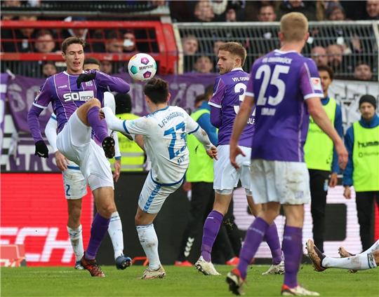 Osnabrücks Maximilian Thalhammer (l) und Magdeburgs Baris Atik (2.v.l.) kämpfen um den Ball.
