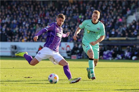 Osnabrücks Michael Cuisance (l) im Kampf um den Ball mit Paderborns Laurin Curda (r).