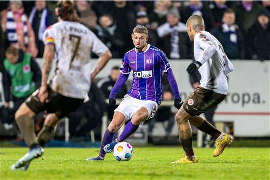 Osnabrücks Mickael Cuisance läuft mit dem Ball am Fuß.