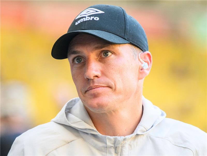 3:4 in Zwickau: VfL Osnabrück verliert gegen Club-Legende Osnabrücks Osnabrücks Trainer Tobias Schweinsteiger steht im Stadion.