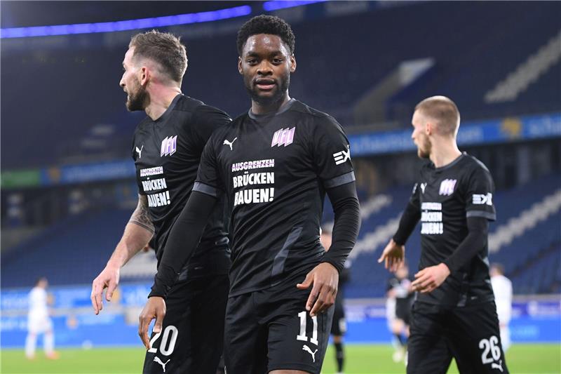 Osnabrücks Spieler Ba-Muaka Simakala (M), Marc Heider (l) und Sebastian Klaas.