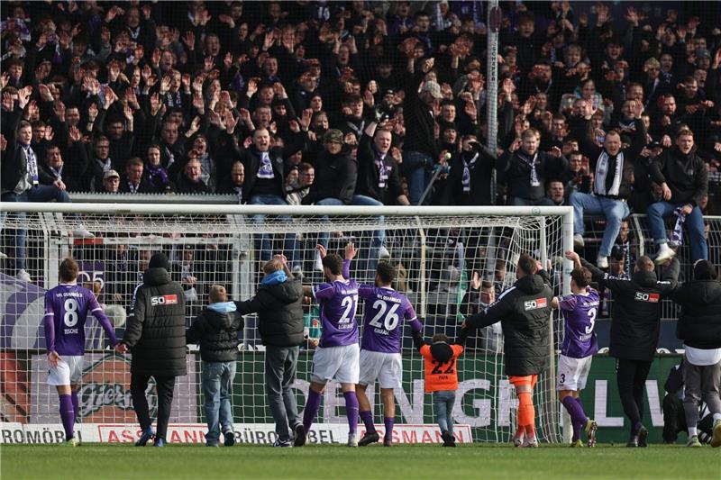 Osnabrücks Spieler feiern den Sieg bei Spielende mit den Fans.