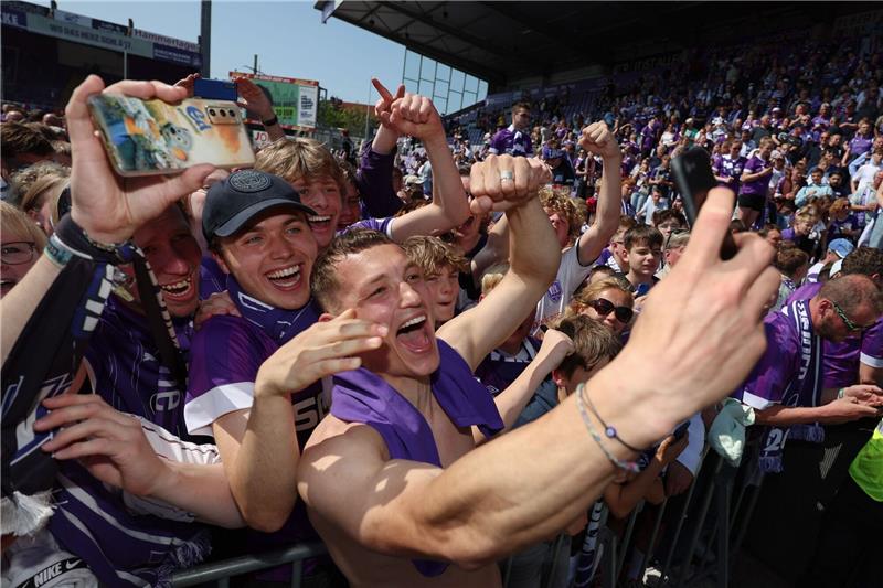 Osnabrück dreht durch: VfL zurück in Liga zwei Osnabrücks Sven Köhler feiert den Aufstieg in die 2. Bundesliga nach Spielende mit den Fans.