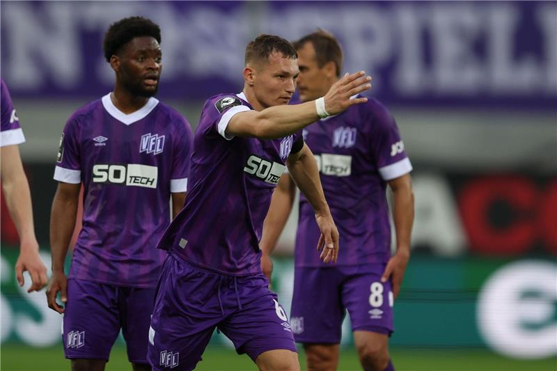 Traum lebt weiter: Osnabrück hofft auf Meppen und Oldenburg Osnabrücks Sven Köhler zeigt mit der Hand.