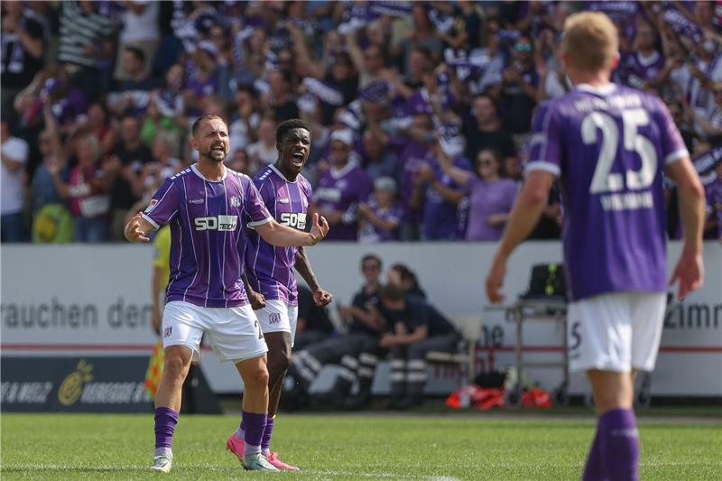 2:3 gegen Nürnberg: Osnabrücker Aufholjagd kommt zu spät Osnabrücks Torschütze Christian Conteh (r) feiert seinen Treffer zum 2:3 mit John Verhoek (l).