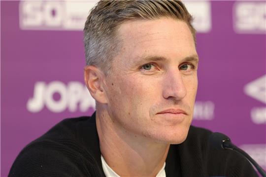Osnabrücks Trainer Tobias Schweinsteiger spricht bei einer Pressekonferenz.