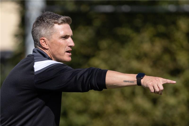 Schweinsteiger übt Kritik nach 2:1 in Saarbrücken Osnabrücks Trainer Tobias Schweinsteiger zeigt mit dem Finger bei einer Trainingseinheit.