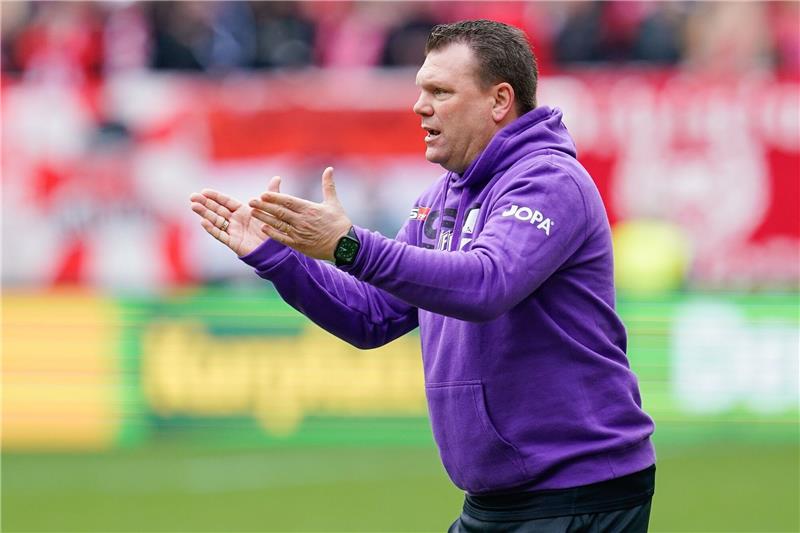 Osnabrücks Trainer Uwe Koschinat gestikuliert.