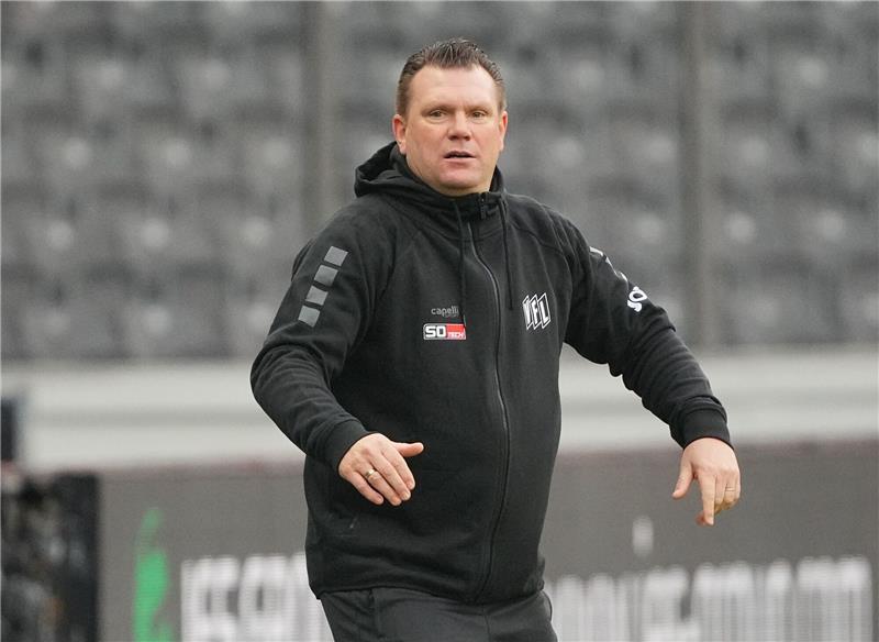 2:2 - VfL Osnabrück erkämpft Remis bei Spiel gegen Enschede Osnabrücks Trainer Uwe Koschinat gibt von der Seitenlinie Anweisungen.