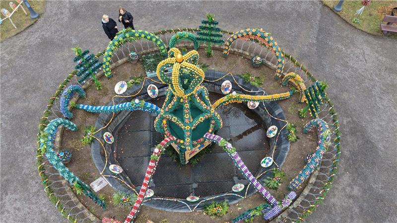 Osterbrunnen wird zur Attraktion – 16.000 Eier in der größten Osterkrone Thüringens