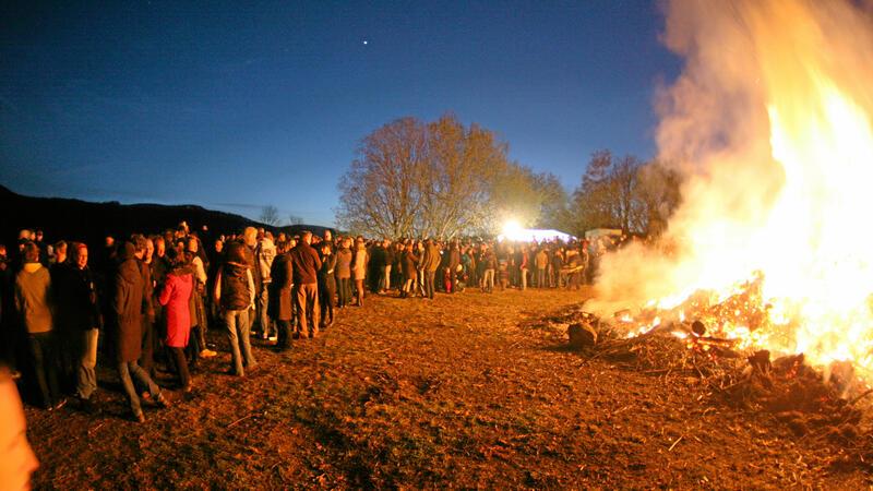 Osterfeuer am Weißen Stein in Bündheim im Jahr 2012.