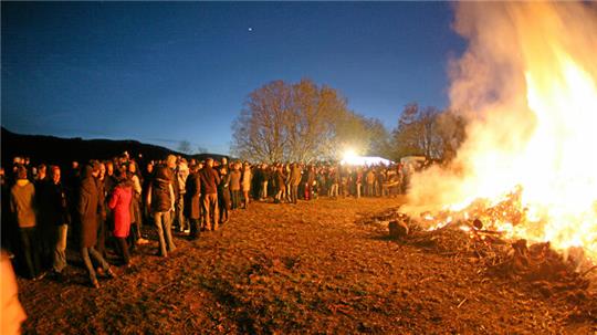 Osterfeuer am Weißen Stein in Bündheim im Jahr 2012.
