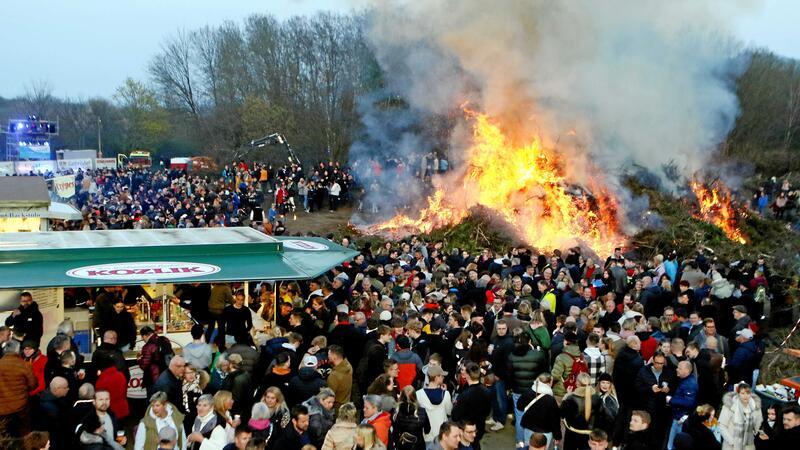 Alle Goslarer Osterfeuer – mit dem Bollrich und Oker vorneweg Osterfeuer mit Party: Auf dem Bollrich geht am Sonntag Goslars größte Festveranstaltung über die Bühne.