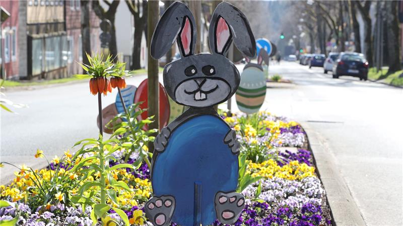 In Clausthal-Zellerfelds Beeten tummeln sich bunte Osterfiguren Osterhasen, Eier und viele andere Figuren verstecken sich in den Frühlingsbeeten in Clausthal-Zellerfeld.