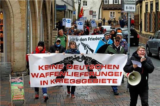 Ostermarsch durch die Altstadt mit dem Goslarer Friedensbündnis: Mit dem Megaphon wirbt Ulrike Schmitz für diplomatische Lösungen in der Ukraine.  Foto: Epping