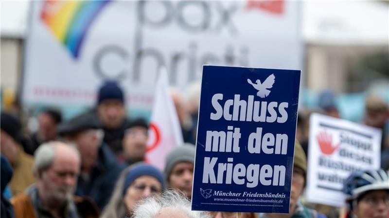 Ostermarsch in Bayern: Menschen demonstrieren für Frieden
