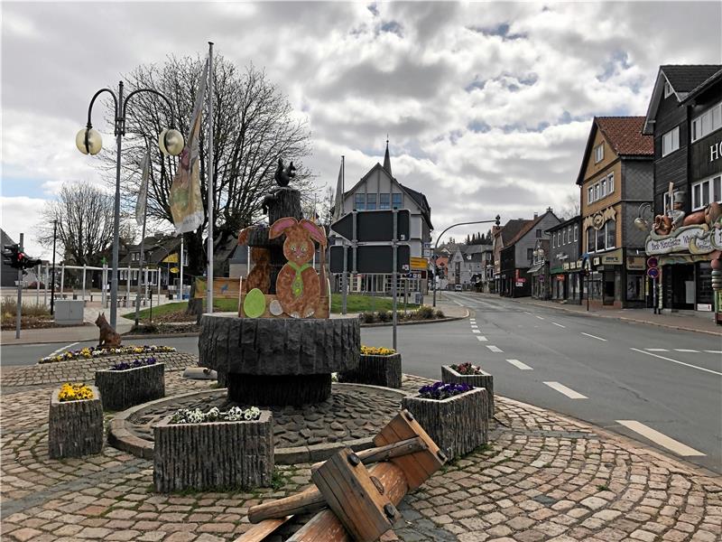 Ostermontag, 15 Uhr: Da wo sich sonst am Eichhörnchenbrunnen die Autos stauen, Besucher und Einheimische spazieren, herrscht Leere. In Braunlage ist derzeit wegen der Corona-Krise nichts los, und das ist auch so gewollt. Fotos: Eggers