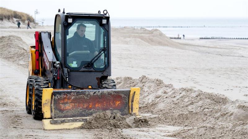 Wangerooge bereit für neuen Sand für den Badestrand Ostern sollen die ersten Strandkörbe auf dem Strand aufgestellt werden.