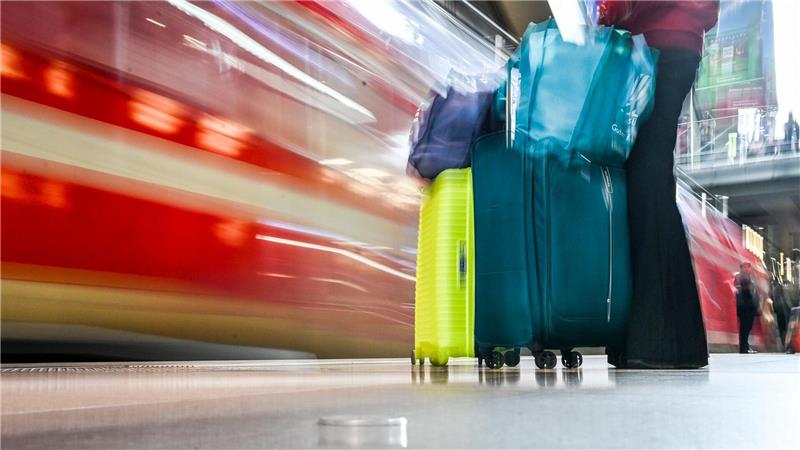 Osterreiseverkehr rollt an: Viele Reisende strömen zum Berliner Hauptbahnhof
