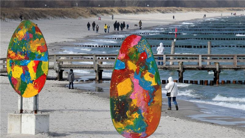 Osterstimmung in Zingst: XXL-Eier am Strand begrüßen den ersten Touristenhöhepunkt des Jahres.