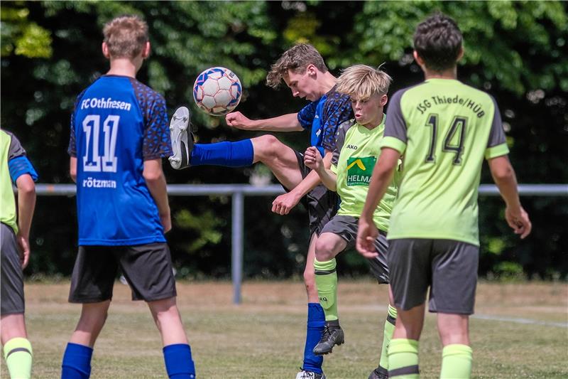 Othfresens Anton Spaniol (Mitte), hier im Zweikampf mit Thiedes Linos Paul Prokop, muss sich im Pokalfinale mit 0:2 geschlagen geben. Foto: Drechsler
