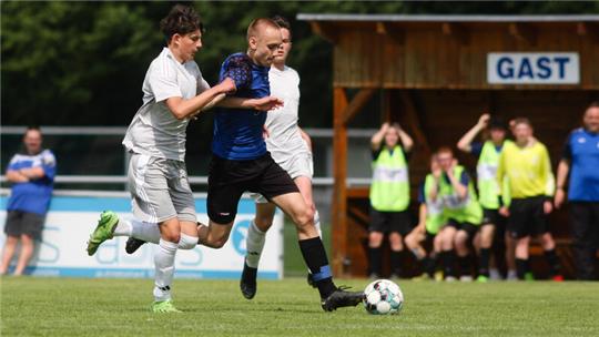 Othfresens Jan Corvin Brötzmann (M.) lässt mit seinem Treffer zum zwischenzeitlichen 2:3 gegen die JSG Nord Hoffnung aufkommen. Foto: Gietemann