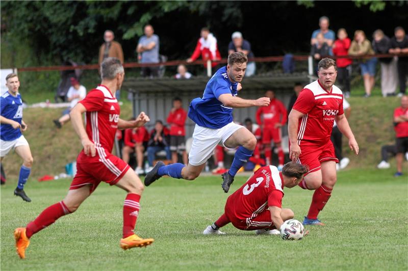 Bärenkopfpokal: FC Othfresen verteidigt fast mühelos den Titel Othfresens Laurenz Schulze nimmt es hier gleich mit mehreren Spielern des VfL Liebenburg auf, am Boden Tom Rothkamm.