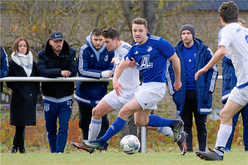 FC Othfresen steht mal wieder mit leeren Händen da Othfresens Laurenz Schulze (re.), hier gegen Unions Niklas Holland, markiert das vermeintliche 2:3, das aber zurückgenommen wird. Foto: Drechsler
