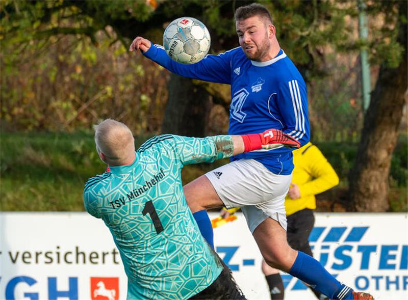 Othfresens Lukas Löwe überspielt Müchehofs Torwart Kevin Lüs und trifft anschließend zum 4:0.