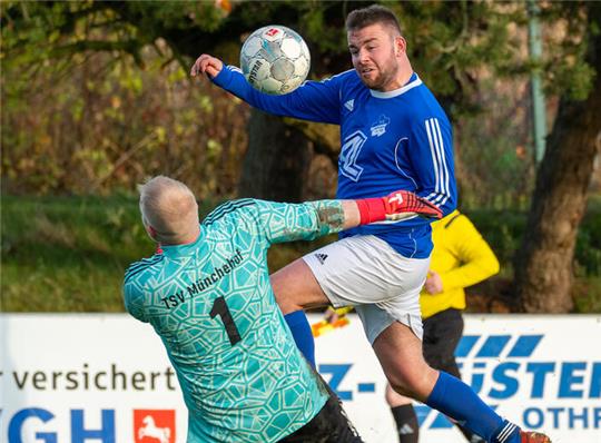 Othfresens Lukas Löwe überspielt Müchehofs Torwart Kevin Lüs und trifft anschließend zum 4:0.