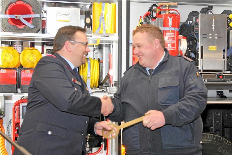 Othfresens Ortsbrandmeister Dennis Dorn (li.) reicht den symbolischen Fahrzeugschlüssel gleich an Gerätewart Patrick Netrobenko weiter.