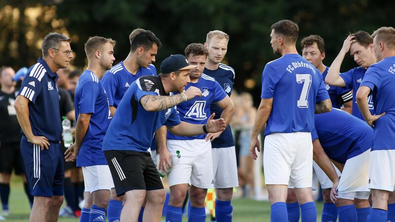Die Offensive muss ins Rollen kommen Othfresens Trainer Thomas Ströhl (mit Mütze) hält eine Ansprache vor seiner Mannschaft. Vor dem Spiel gegen das punktlose Schlusslicht VfL Oker II warnt er sein Team, den Gast nicht auf die leichte Schulter zu nehmen.