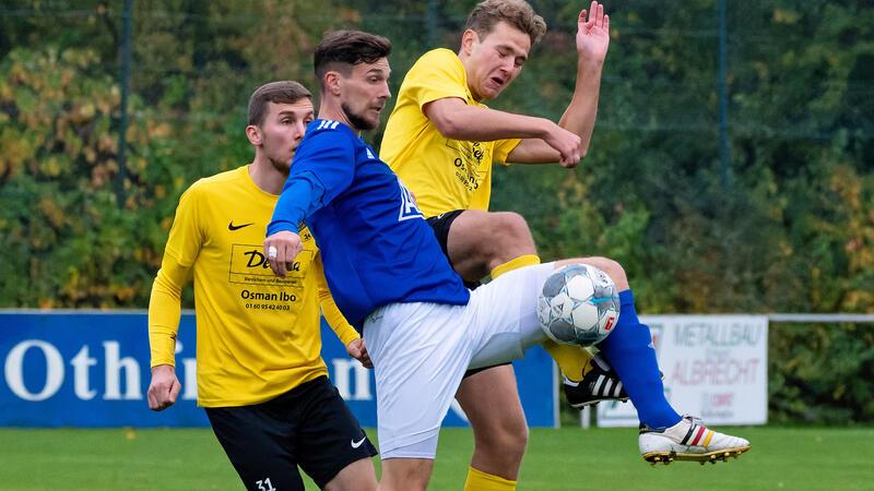 Othfresens dreifacher Torschütze Moritz Pyrskalla behauptet das Leder gegen die Rammelsbergs Noah Krause (r.) und Nico Werschkull.