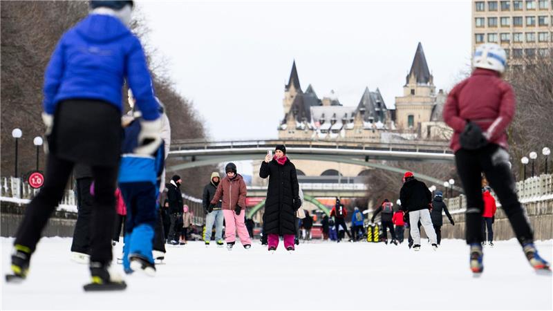 Ottawa gleitet ins neue Jahr: Schlittschuhlaufen auf dem Rideau Canal Skateway startet.